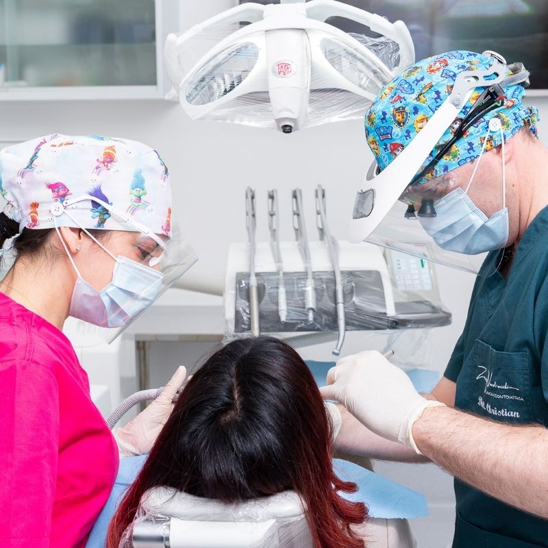 Due operatori dello studio curano un paziente