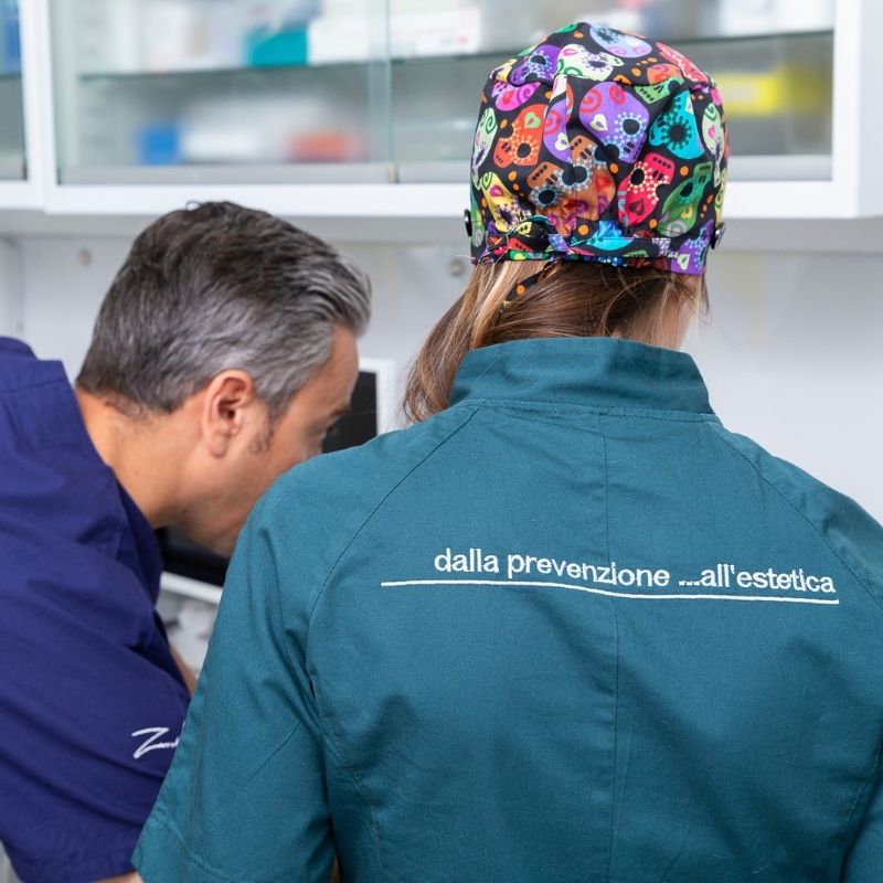 Le divise dello studio con il motto: dalla prevenzione all'estetica